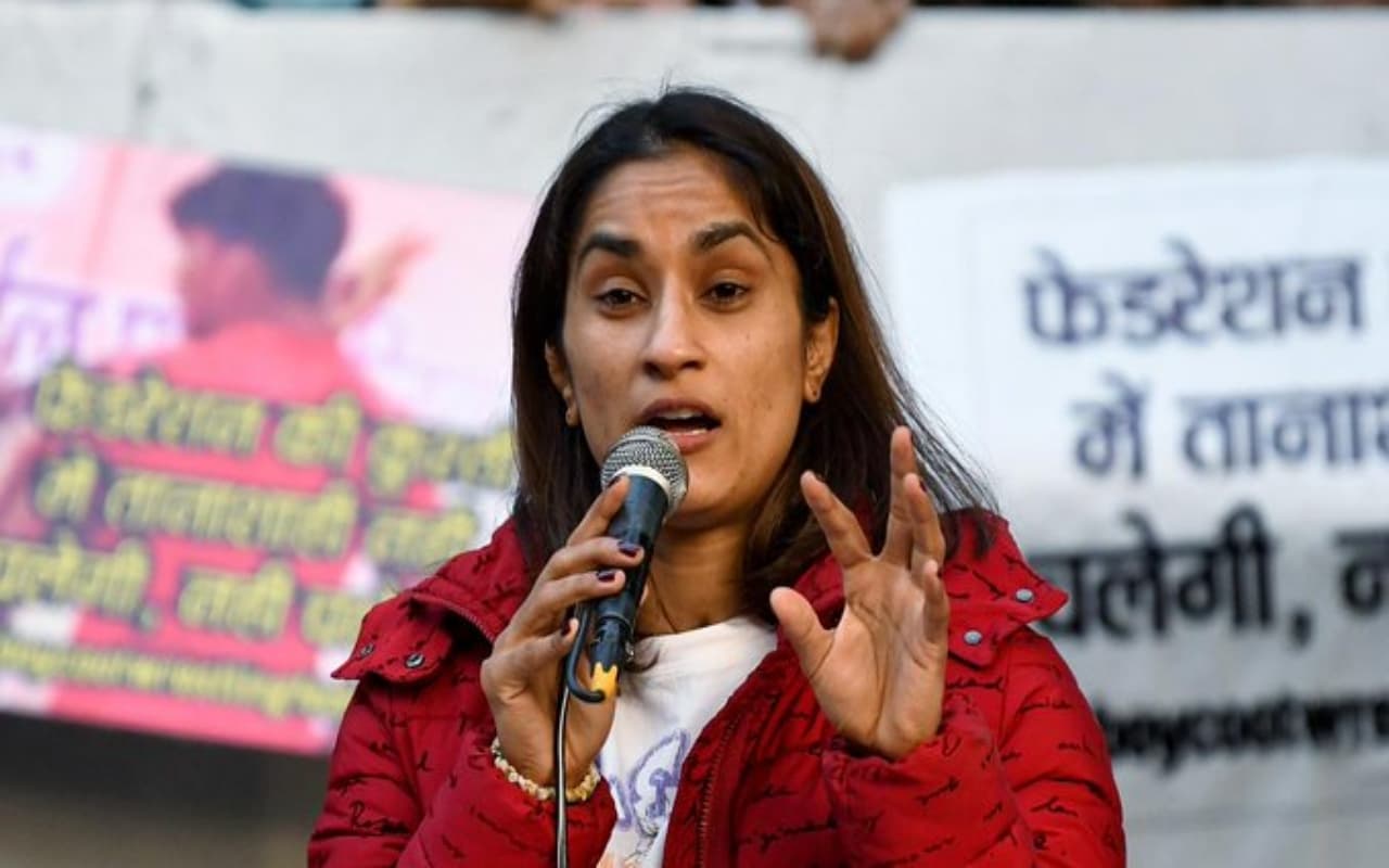 अपनी ताकत के दमपर महिला पहलवानो को परेशान कर रहा बृजभूषण, समझौते की अटकलों पर बिफरी विनेश फोगाट