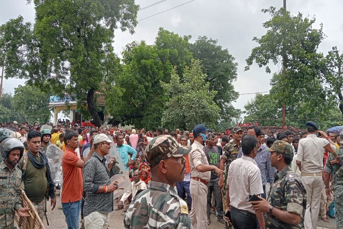 झारखंड में ग्रामीणों की पुलिस से हिंसक झड़प, थाना प्रभारी को ग्रामीणों ने पटका, लाठी चार्ज में कई चोटिल