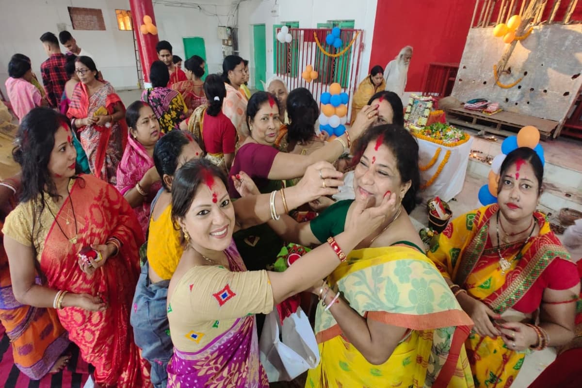 बंगाली समाज की महिलाओं ने की मां विपदतारिणी की पूजा, परिवार को हर विपदा से बचाने का मांगा आशीर्वाद
