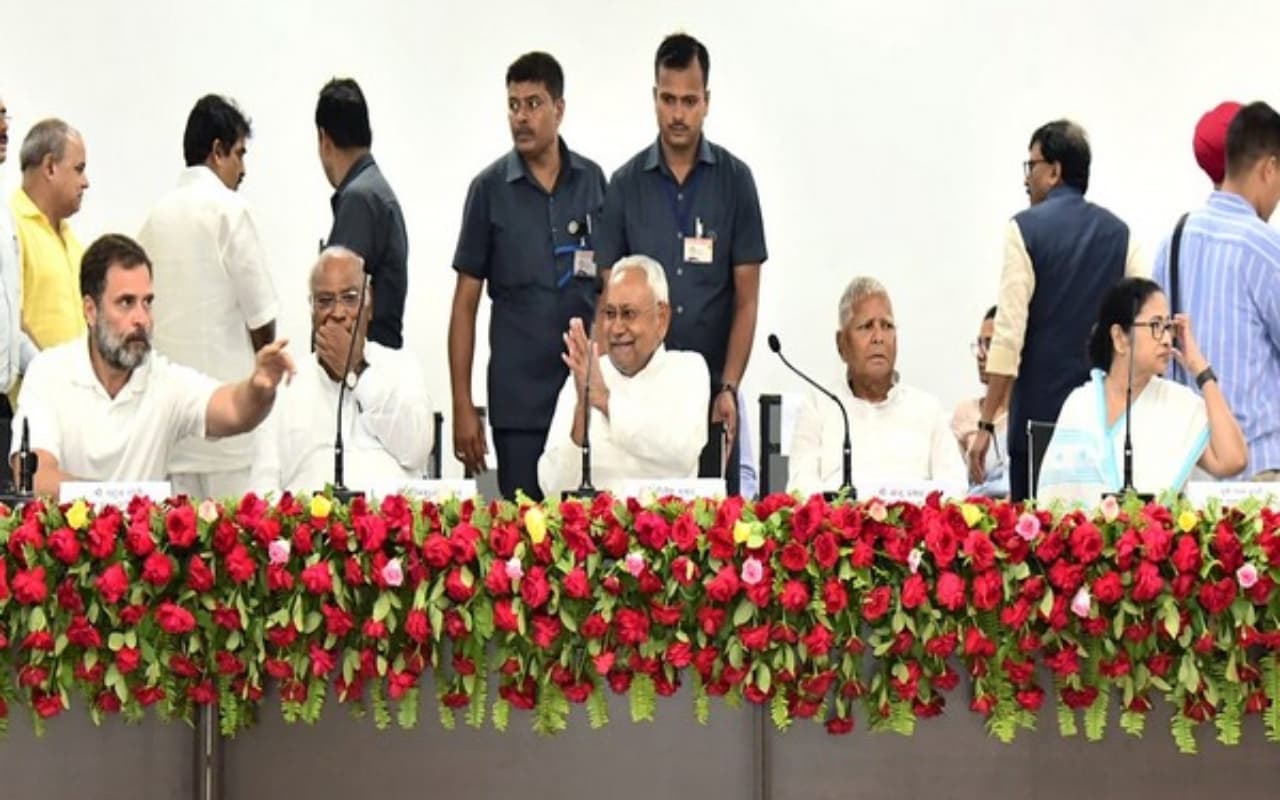 I-N-D-I-A का लोगो होगा जारी.. सीट शेयरिंग पर भी महामंथन,  जानिए कौन बनेगा गठबंधन 
 का संयोजक