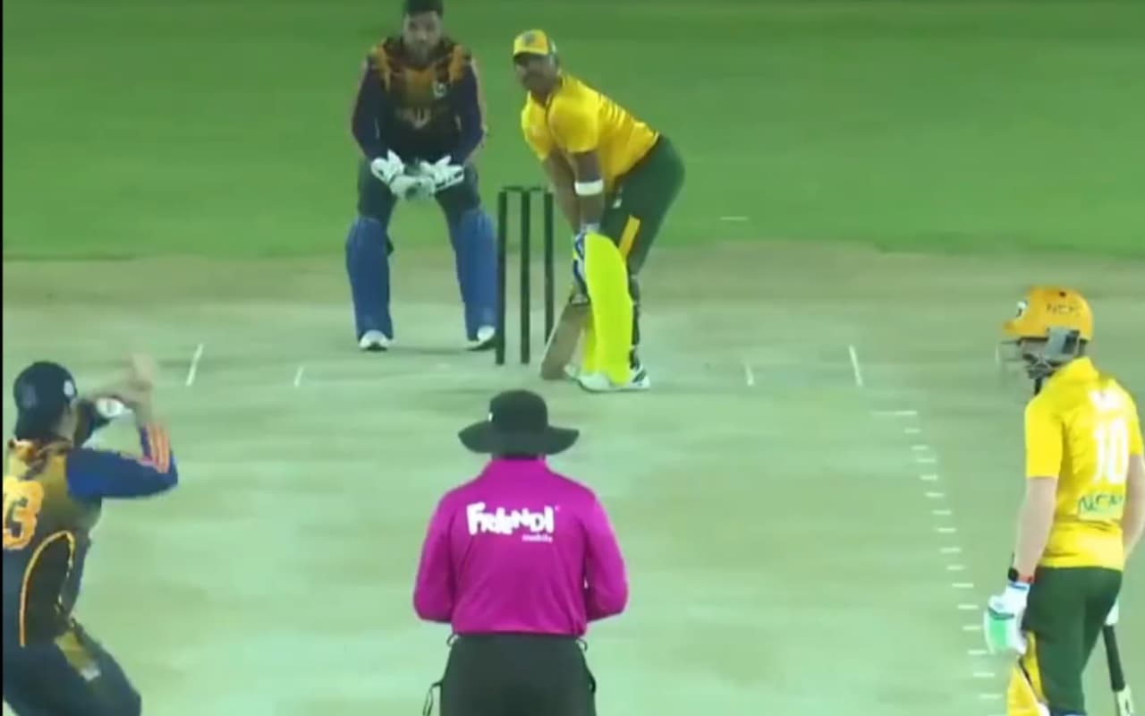 IND vs WI: यशस्वी जायसवाल को बैटिंग टिप्स देते नजर आए Virat Kohli, वीडियो वायरल