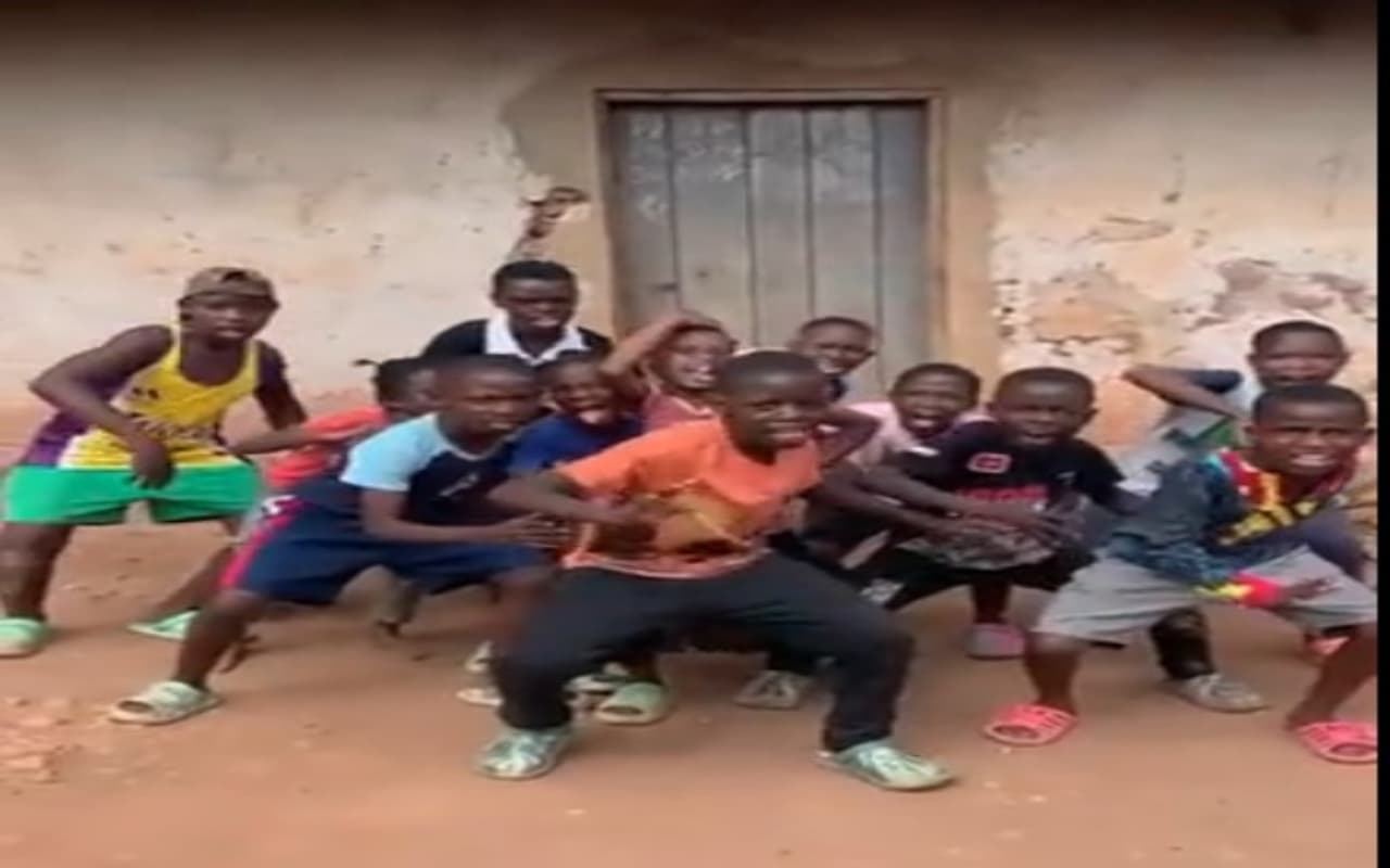 Viral Video: 'काला चश्मा' पर अफ्रीकी बच्चों ने जोशीला डांस कर जीता सबका दिल, देखें विडियो