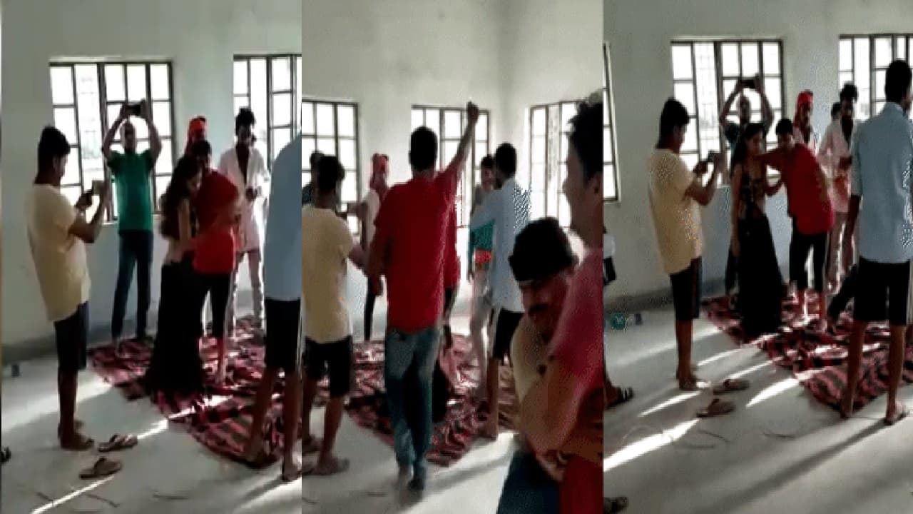 सीतामढ़ी के स्कूल में एक तरफ चल रही थी स्वतंत्रता दिवस की तैयारी, दूसरी तरफ बार बालाओं के ठुमके