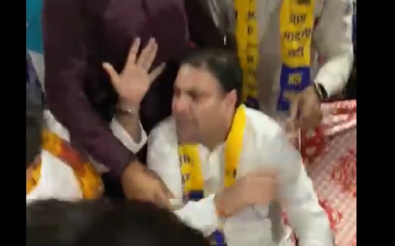 एमसीडी चुनाव : टिकट नहीं मिलने से नाराज 'आप' कार्यकर्ताओं ने की विधायक से धक्का-मुक्की, वीडियो वायरल