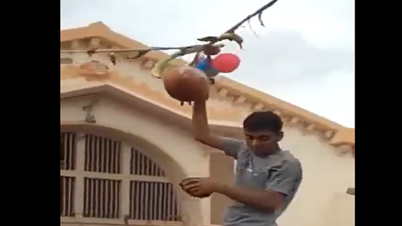 Janmashtami: दही हांडी का एक Video हुआ वायरल, लड़के से जब नहीं टूटी मटकी...