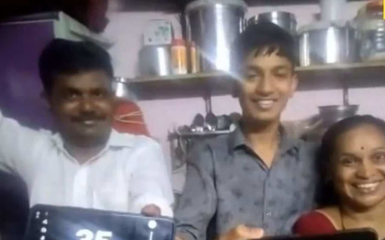 बोर्ड परीक्षा में बेटे ने हासिल किए सिर्फ 35 पर्सेंट नंबर, तो माता पिता ने किया सेलिब्रेट, देखें Viral Video