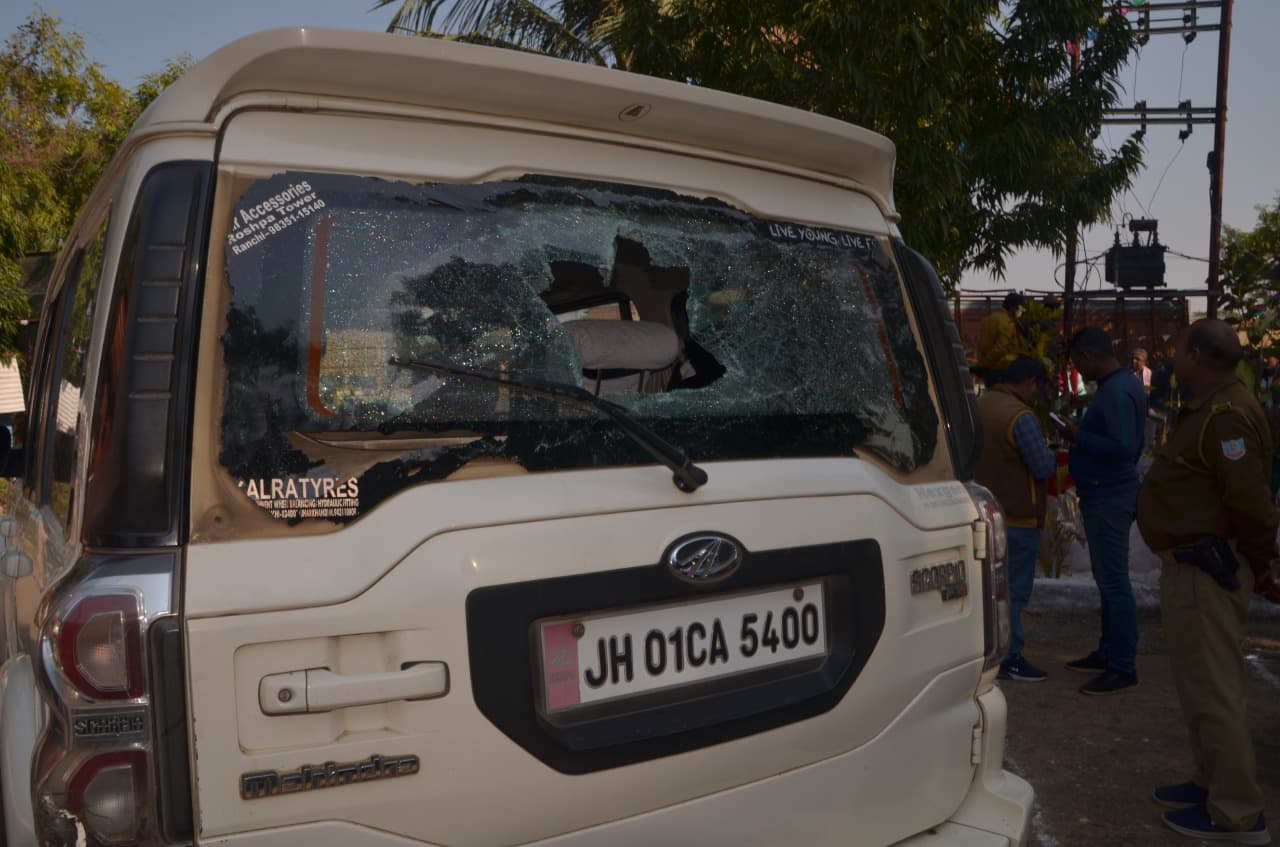 आंदोलनरत लोगों ने पूर्व सांसद डॉ रवींद्र राय के वाहन पर किया हमला, जान बचाकर किसी तरह भागे, जानें मामला