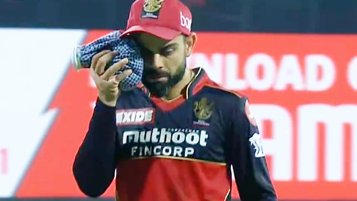 RCB vs CSK: एक दिन में Virat Kohli को लगे दो बड़े झटके, पहले आरसीबी को मिली हार, फिर लगा बड़ा जुर्माना