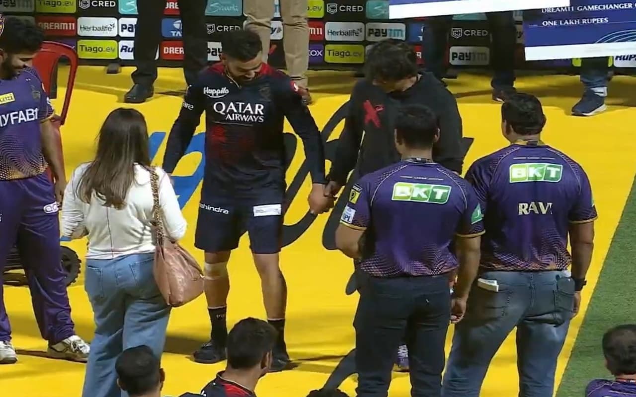 RCB की करारी हार के बाद शाहरुख खान के साथ 'झूमे जो पठान' पर डांस करते नजर आए Virat Kohli, वायरल हुआ वीडियो