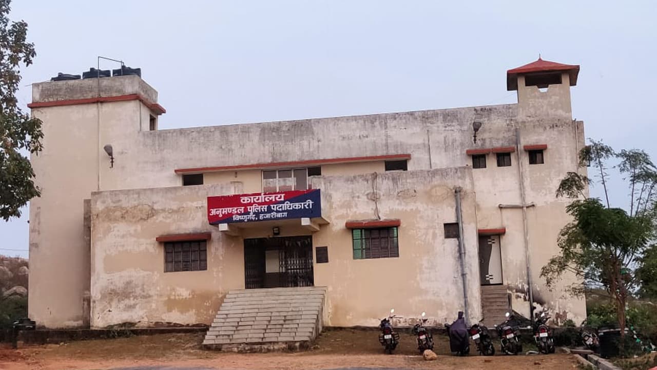 हजारीबाग के विष्णुगढ़ SDPO हाजत में सुसाइड मामले को लेकर पुलिस पर गिरी गाज, ASI समेत 5 पुलिसकर्मी सस्पेंड