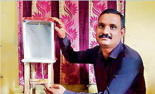 Innovation in Coronavirus Lockdown : झारखंड के पलामू में सरकारी शिक्षक ने जुगाड़ तकनीक से बनाई हैंड सेनिटाइजर मशीन, हाथ लगाए बिना खुद को कर सकते हैं सेनिटाइज