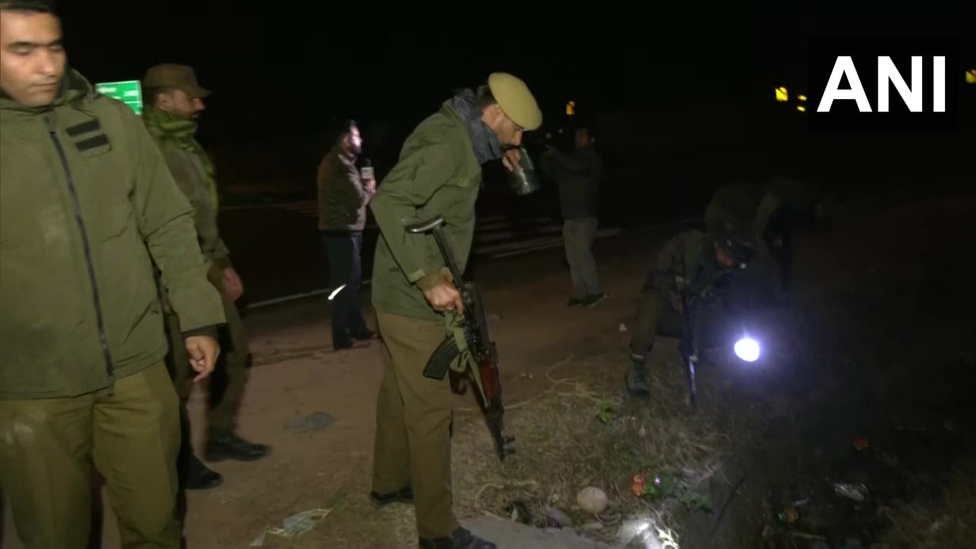 jammu kashmir: सिधरा ब्रिज चेकिंग प्वाइंट के पास धमाका, सर्च ऑपरेशन जारी, विस्फोटकों का जखीरा बरामद