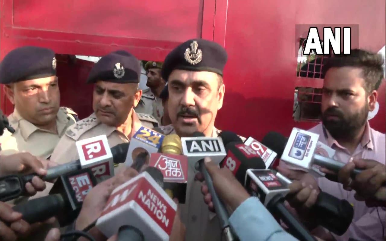 आतंकियों की बड़ी साजिश नाकाम, जम्मू रेलवे स्टेशन पर मिला विस्फोटकों और डेटोनेटरों से भरा बैग आतंकियों की बड़ी साजिश नाकाम, जम्मू रेलवे स्टेशन पर मिला विस्फोटकों और डेटोनेटरों से भरा बैग