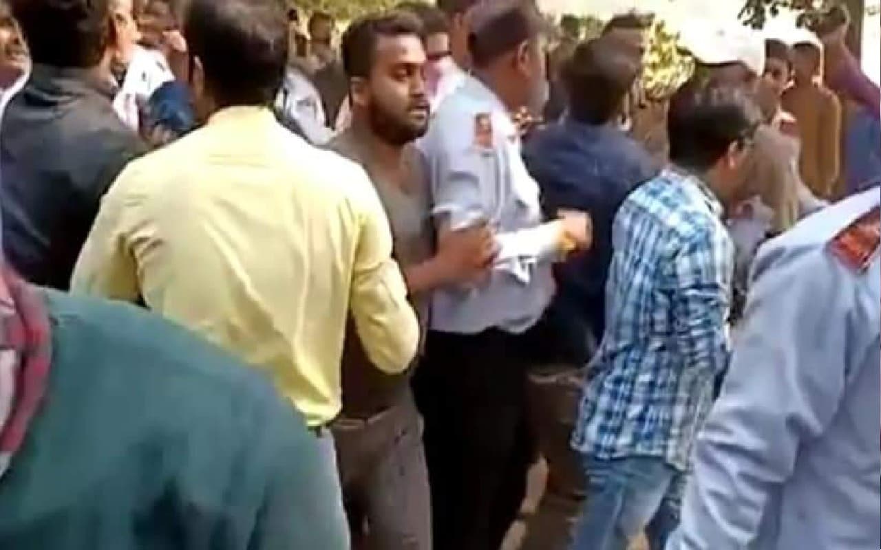 विश्व भारती में गृह बंदी कुलपति को बाहर निकालने के दौरान सुरक्षा गार्डों और छात्रों के बीच झड़प विश्व भारती में गृह बंदी कुलपति को बाहर निकालने के दौरान सुरक्षा गार्डों और छात्रों के बीच झड़प