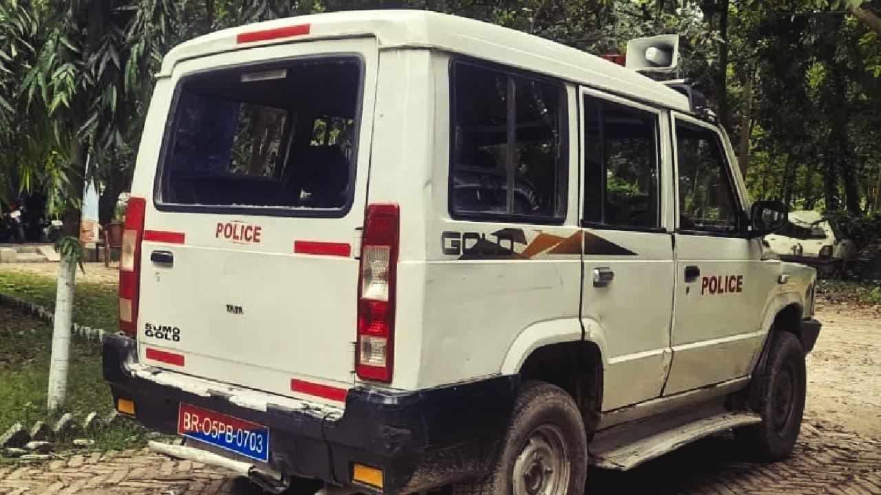 पूर्वी चंपारण में शराब माफियाओं ने पुलिस टीम पर किया हमला, छापेमारी करने गयी टीम की गाड़ी के तोड़ दिये शीशे