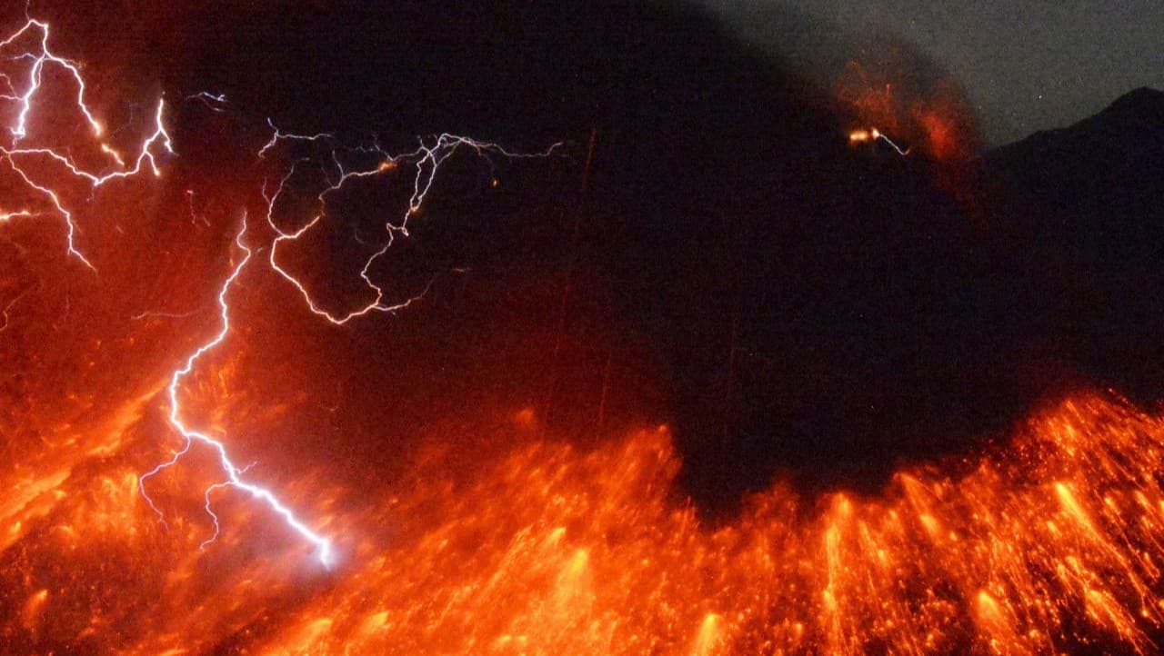 Volcano In Japan: जापान में ज्वालामुखी विस्फोट, दो शहरों को कराया गया खाली, पांचवें स्तर का अलर्ट जारी