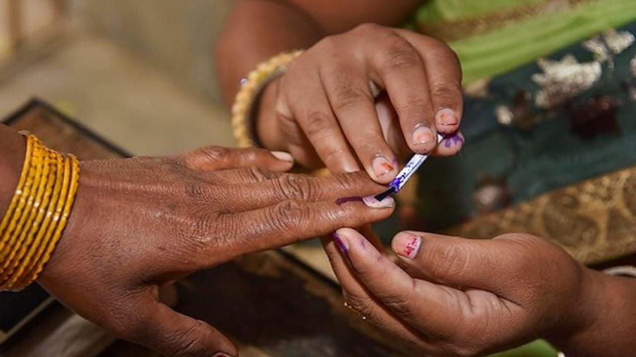 Gujarat Elections 2022 Voting: गुजरात में पहले चरण के लिए मतदान समाप्त, जानिए कितने प्रतिशत हुआ वोटिंग Gujarat Elections 2022 Voting: गुजरात में पहले चरण के लिए मतदान समाप्त, जानिए कितने प्रतिशत हुआ वोटिंग