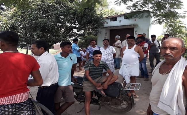 Bihar Election 2020: मुंगेर में गोलीबारी के विरोध में ग्रामीणों ने किया मतदान का बहिष्कार, जानें क्या कहा…