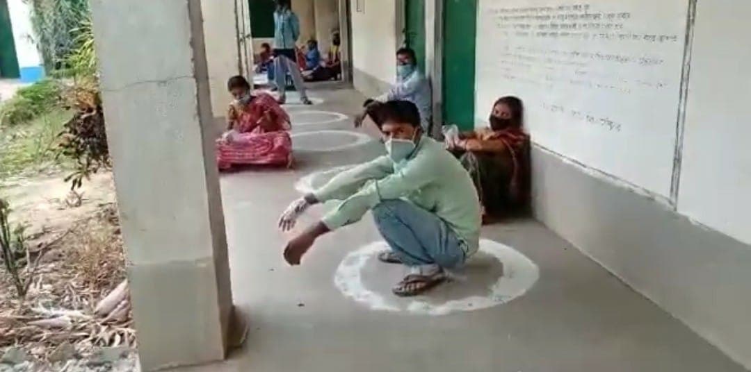 बंगाल चुनाव 2021: दुर्गापुर पूर्व में EVM खराब होने से वोटरों की लगी लंबी लाइन, लोगों में नाराजगी