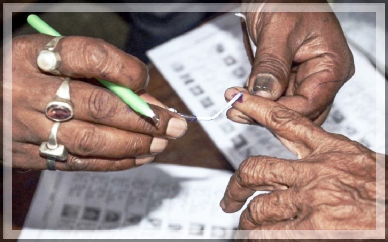 Karnataka Election: ईसी ने 80 साल से अधिक उम्र के वोटर्स के लिए घर से मतदान का दिया ऑप्शन