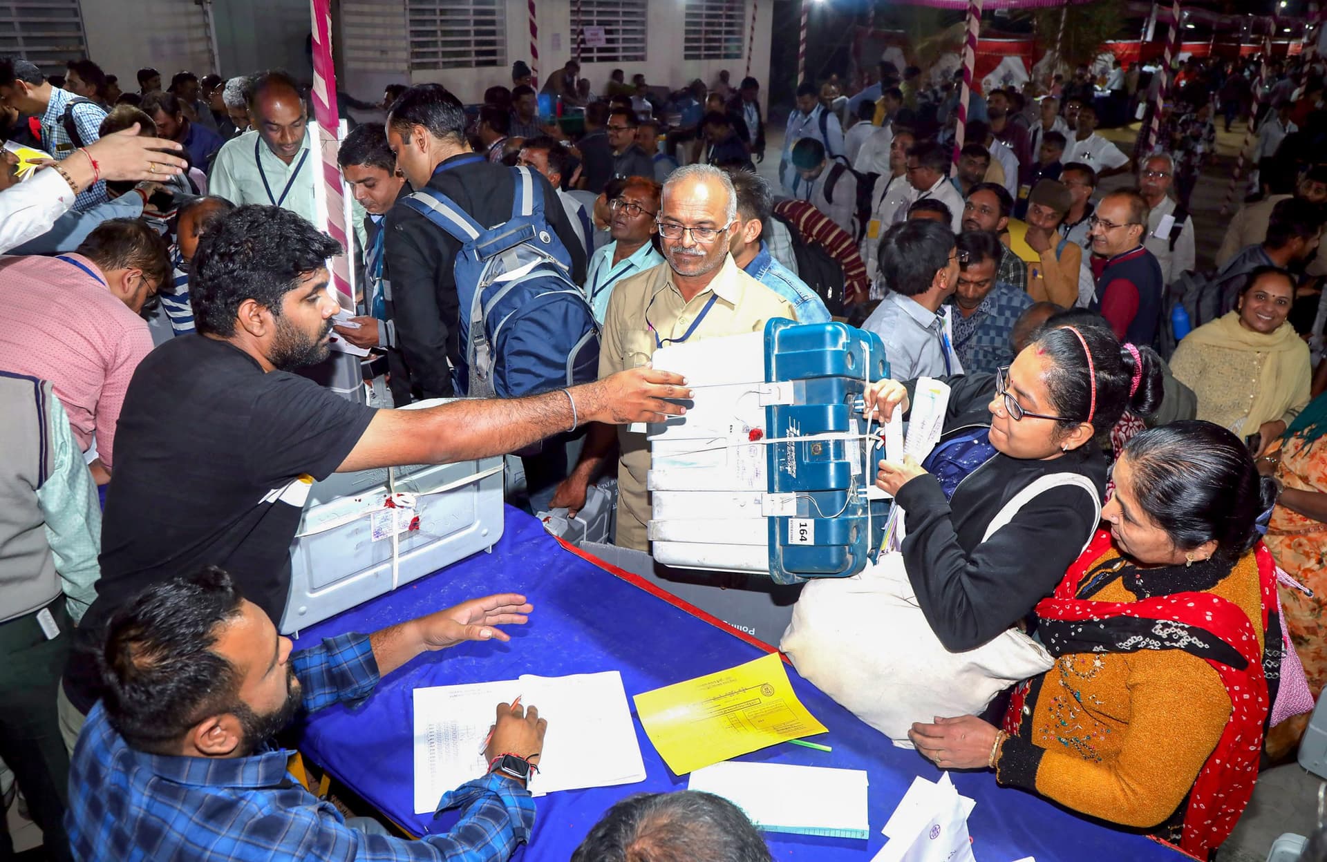 गुजरात चुनाव 2022: पहले चरण में 60 प्रतिशत मतदान, कंधे पर रसोई गैस सिलेंडर लेकर मतदान केंद्र पहुंचा युवक