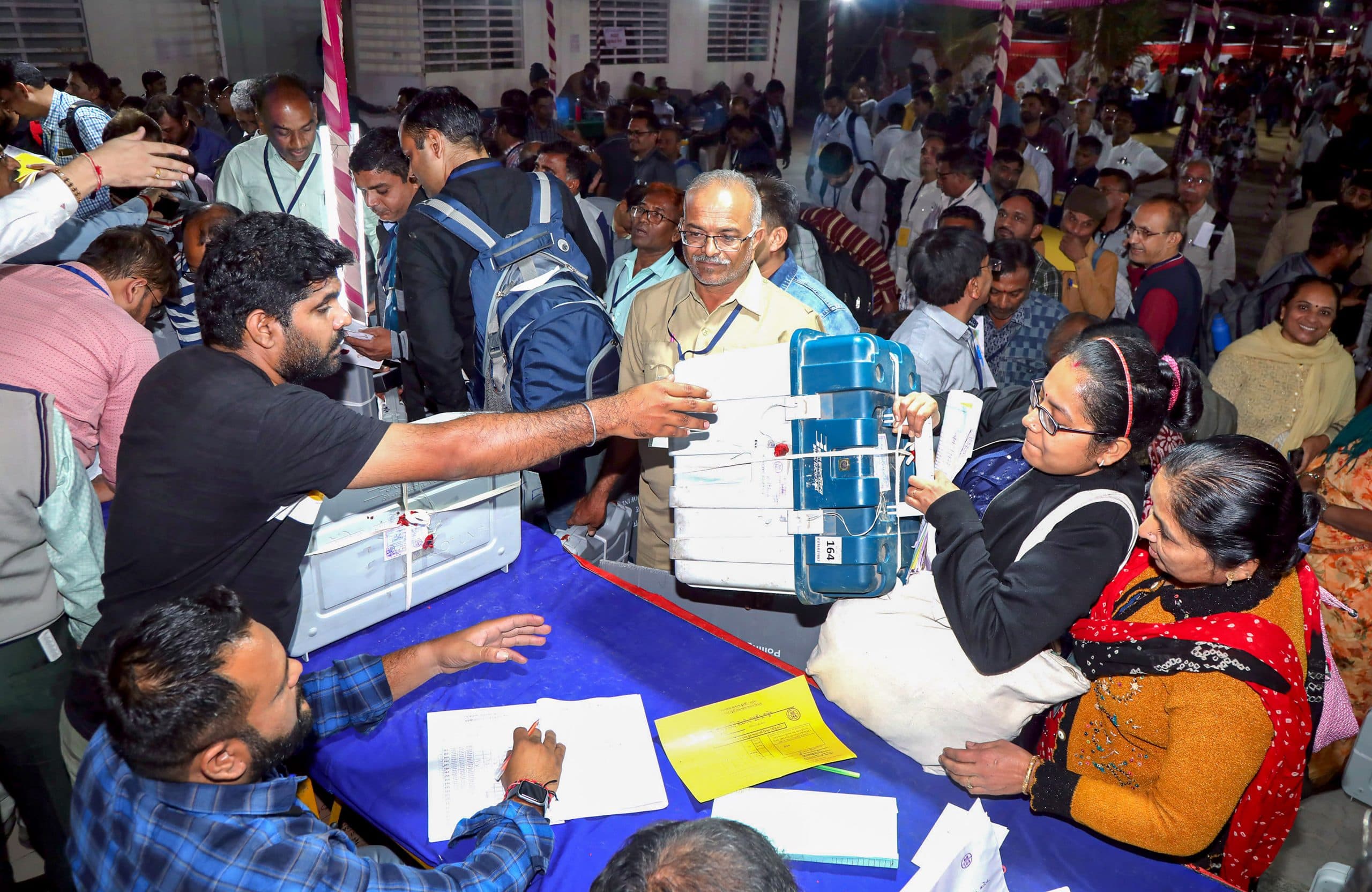 गुजरात चुनाव 2022: पहले चरण में 60 प्रतिशत मतदान, कंधे पर रसोई गैस सिलेंडर लेकर मतदान केंद्र पहुंचा युवक