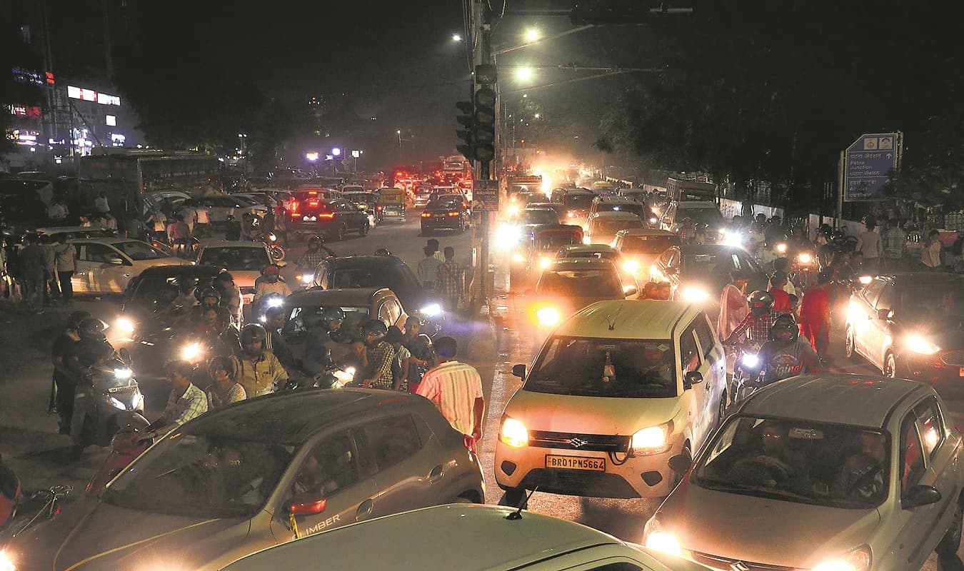 पटना में मरीन ड्राइव घुमने आये लोगों की बढ़ी संख्या, लगा भीषण जाम, ट्रैफिक पुलिस के छूटे पसीने