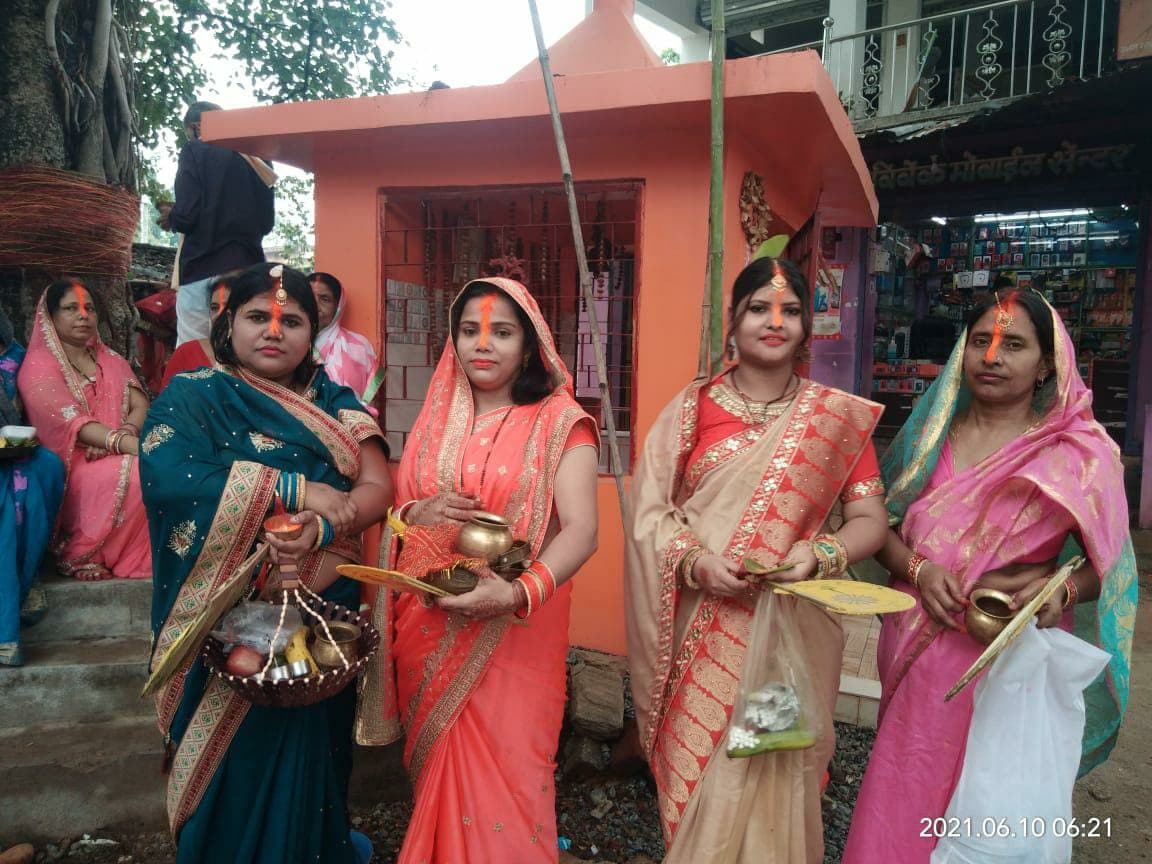 Vat Savitri Vrat 2021 : कोरोना पर भारी वट सावित्री पूजा का उत्साह, झारखंड में पति की लंबी आयु के लिए सुहागिन महिलाओं ने बरगद पेड़ के नीचे ऐसे की पूजा, देखिए PICS