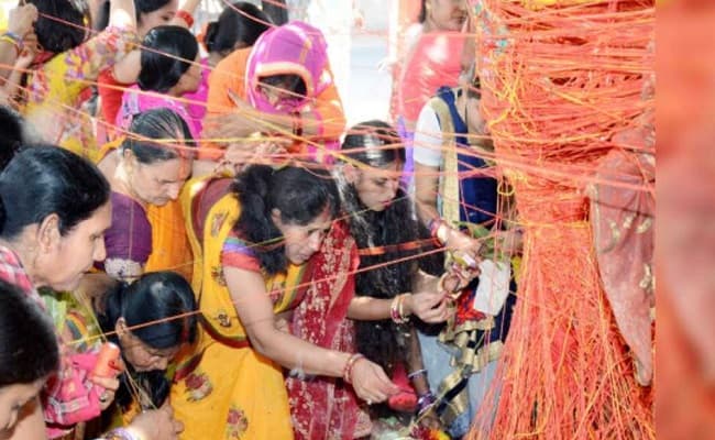 vat savitri 2020, katha: व्रत रखने वाली सुहागिनें जरूर पढ़ें वट सावित्री व्रत की कथा