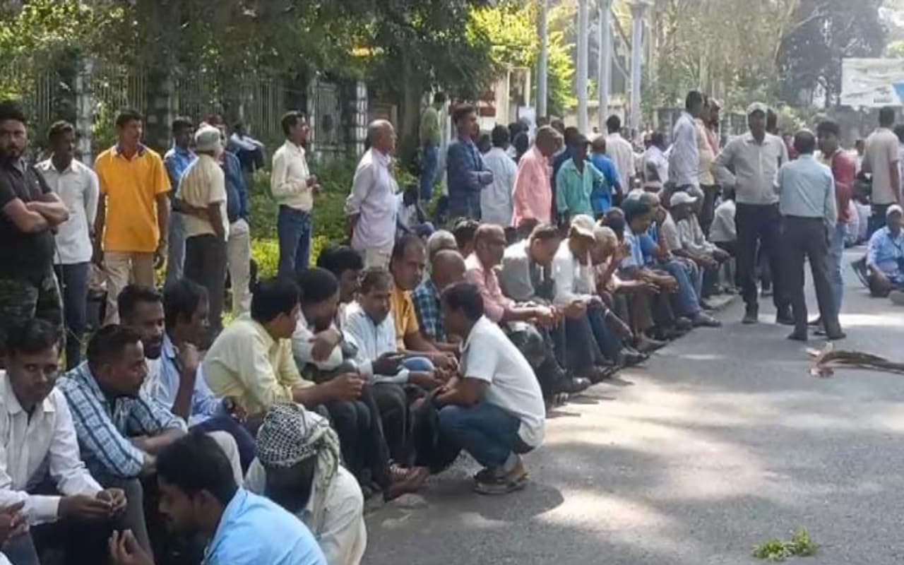 लाठीचार्ज के बाद फिर HEC के कर्मचारी सड़क पर उतरे, 19 महीने के बकाया वेतन की कर रहे मांग