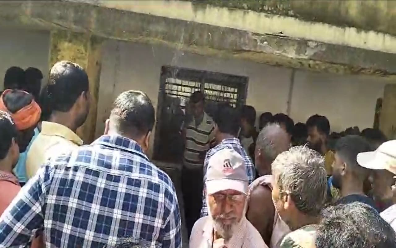 झारखंड : निरसा के कोलियरी कार्यालय में 30- 40 की संख्या में केबल लुटेरों ने की बमबाजी, एक की मौत