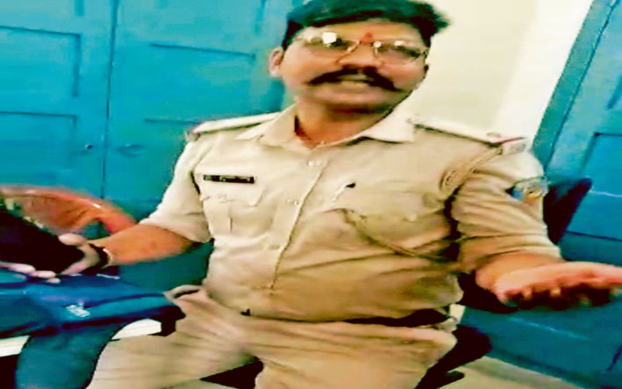 एसीबी ने रिश्वत लेते धनबाद महिला थाना के एएसआइ को किया गिरफ्तार