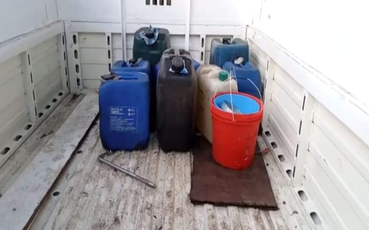 WB News: अवैध तेल तस्करी मामले में कांग्रेस प्रार्थी शेख साहेब गिरफ्तार, पिकप वैन समेत कई जारकिन तेल जब्त