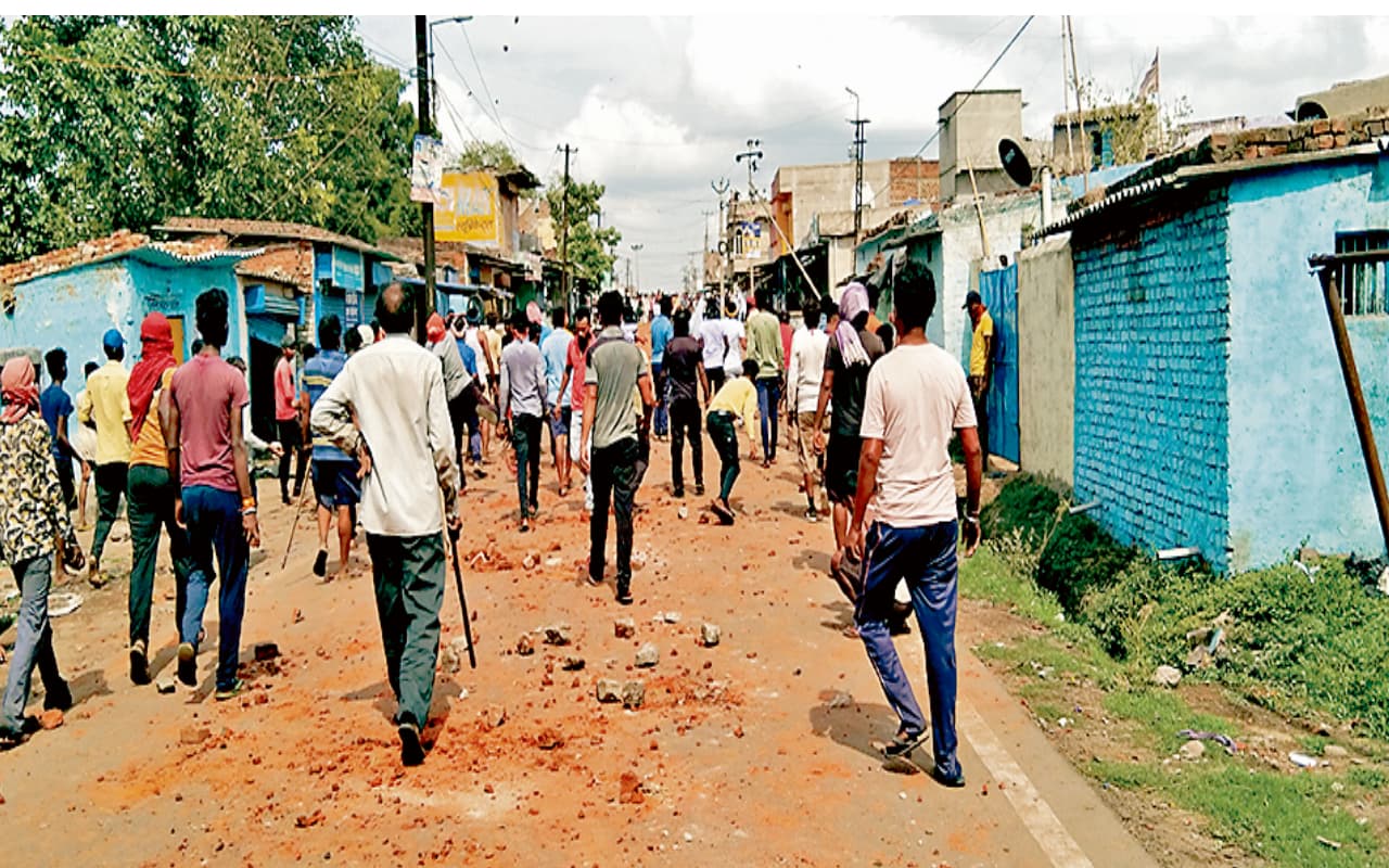 झारखंड : कतरास में दो पक्षों के बीच मामूली बात पर शुरू हुआ था विवाद, कई लोग, घर व वाहन क्षतिग्रस्त