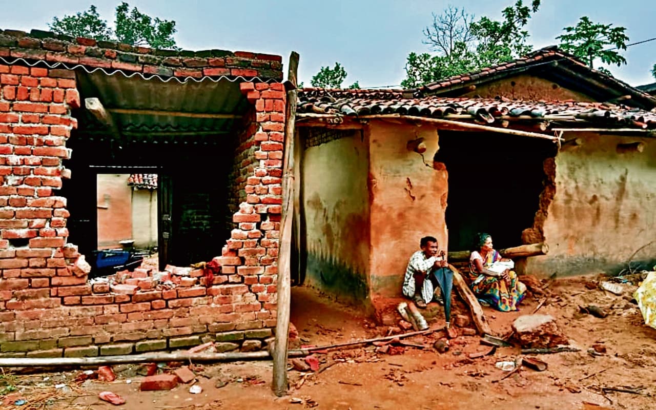 बोकारो के ऊपरघाट में हाथियों के झुंड ने 18 घरों को किया क्षतिग्रस्त, चट कर गये अनाज बोकारो के ऊपरघाट में हाथियों के झुंड ने 18 घरों को किया क्षतिग्रस्त, चट कर गये अनाज