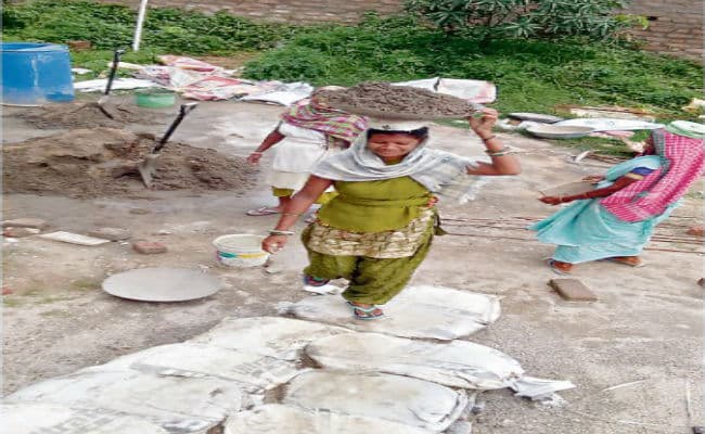 राज्य के लिए गोल्ड जीतनेवाली सरिता ढो रही है ईंट और बालू