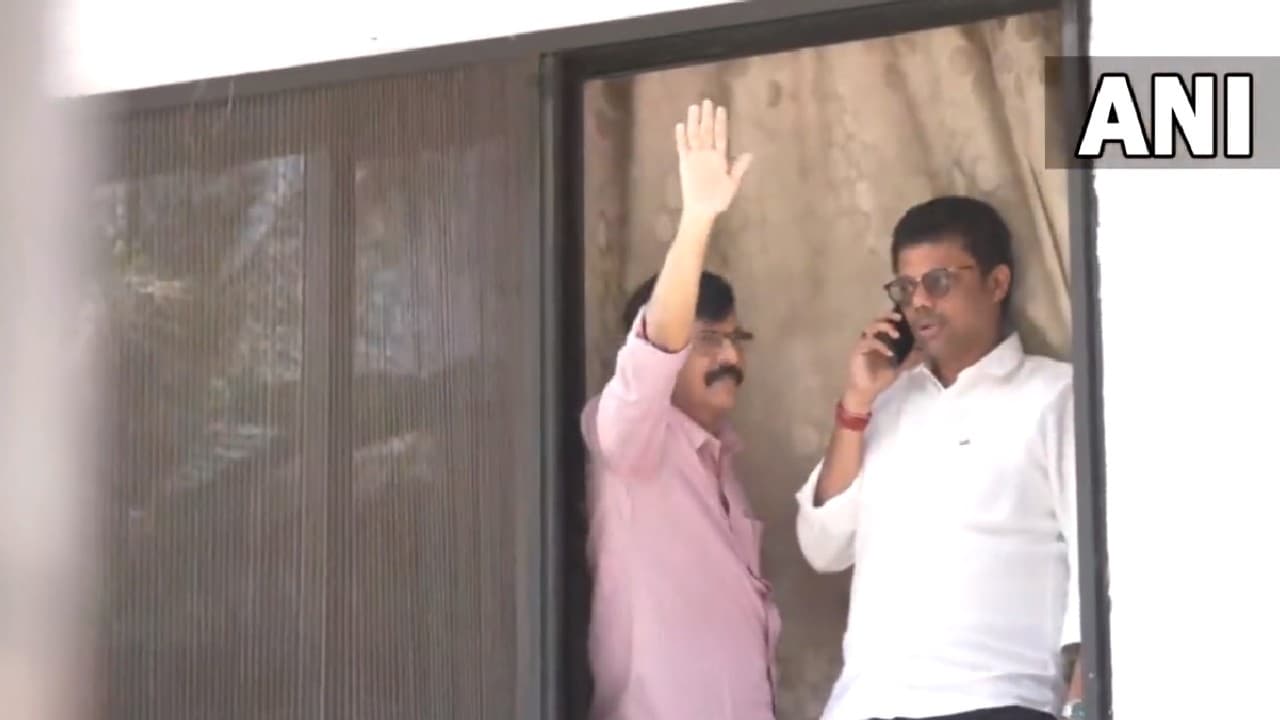 Sanjay Raut: ईडी की कार्रवाई के बीच संजय राउत ने बालकनी से हाथ हिलाकर किया अभिवादन, देखें वीडियो