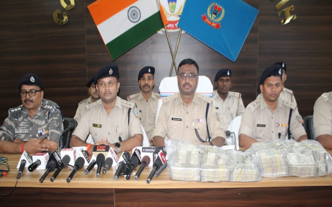 गिरिडीह : पांच करोड़ रुपये लूट मामले का मास्टरमाइंड गुलाब साह समेत मुन्ना रविदास गिरफ्तार, 77 लाख नगद बरामद