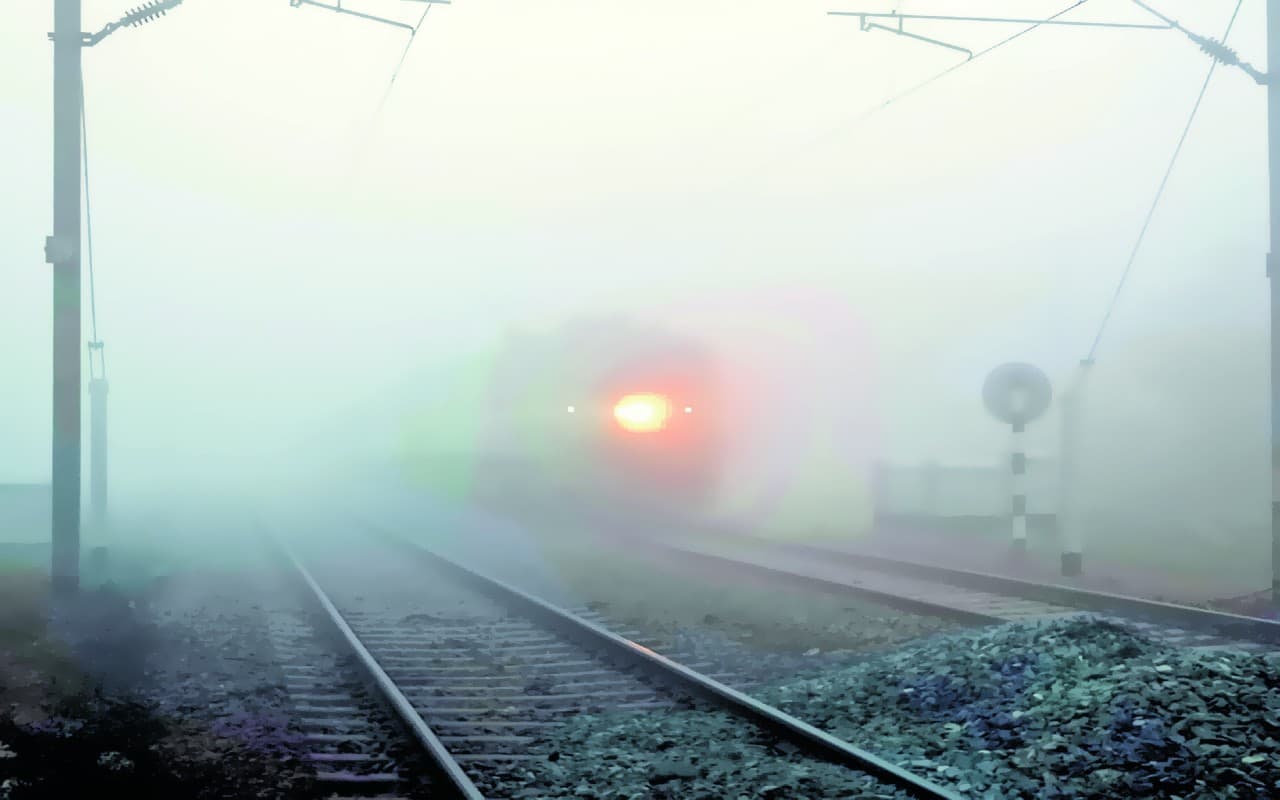 PHOTOS: कोहरे की चादर में लिपटी रांची, देखें धुंध का नजारा