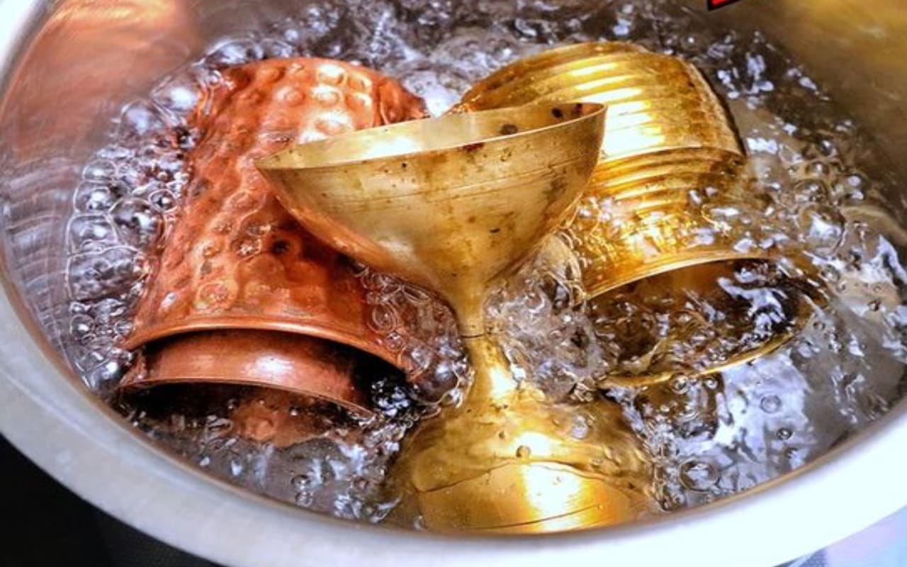 दीपावली की सफाई में ऐसे चमकाएं पीतल और तांबे के बर्तन