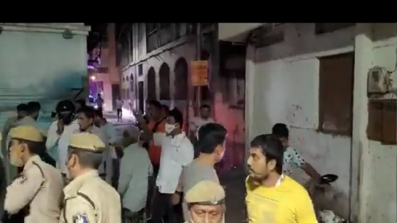 गुजरात के वडोदरा में हिंसा, कई लोग घायल, पूरे इलाके में पुलिस लगा रही है गश्त