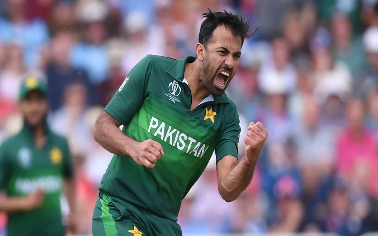 Asia Cup से पहले पाकिस्तान को लगा बड़ा झटका, इस धाकड़ गेंदबाज ने इंटरनेशनल क्रिकेट को कहा अलविदा