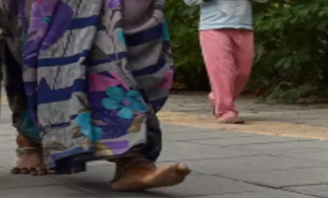 कोरोना को मात देनेवाली वृद्धा 40 किमी पैदल चल पहुंची घर