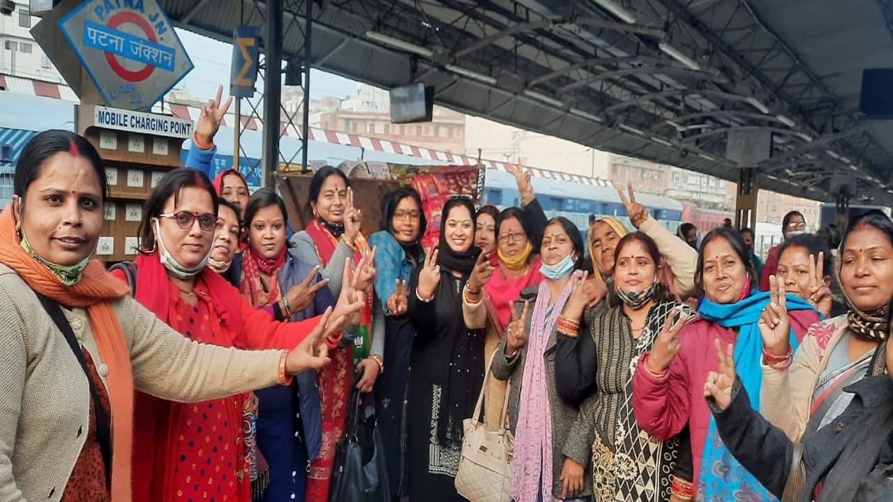 यूपी चुनाव 2022: बिहार भाजपा ने महिला मोर्चा की टीम को पटना से किया रवाना, चुनावी रण में रहेगी अहम भूमिका