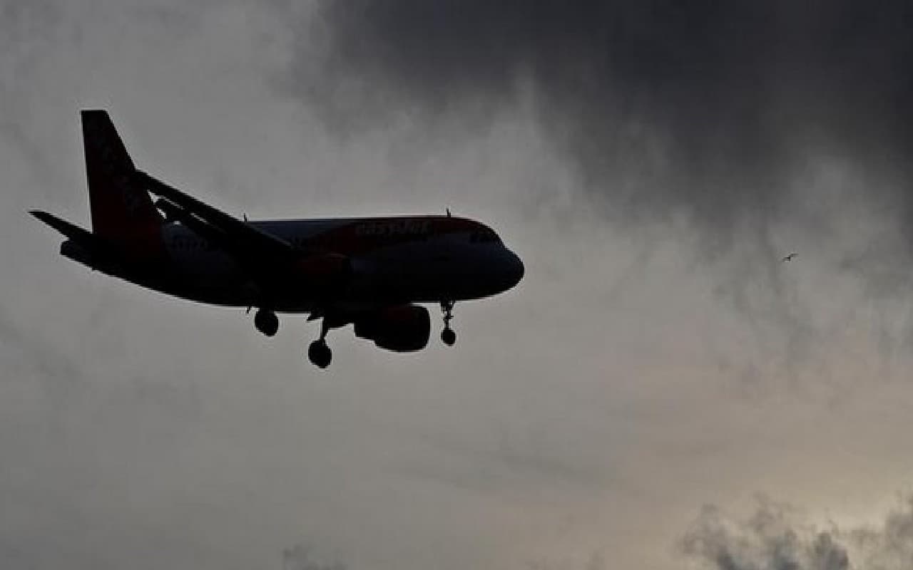 अमेरिका वालमार्ट स्टोर पर विमान टकराने की धमकी देने वाला पायलट आखिर है कौन, जानें