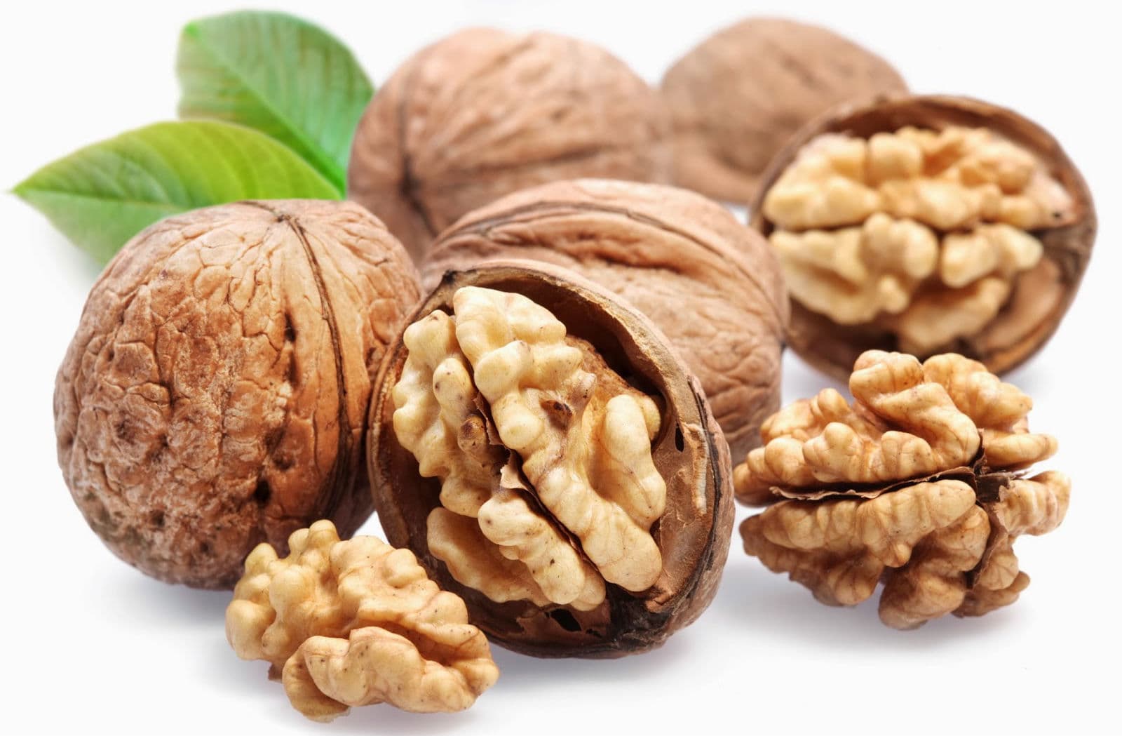 Walnut Benefits: महिलाओं के लिए बहुत फायदेमंद है अखरोट, दूर होती है ये समस्याएं