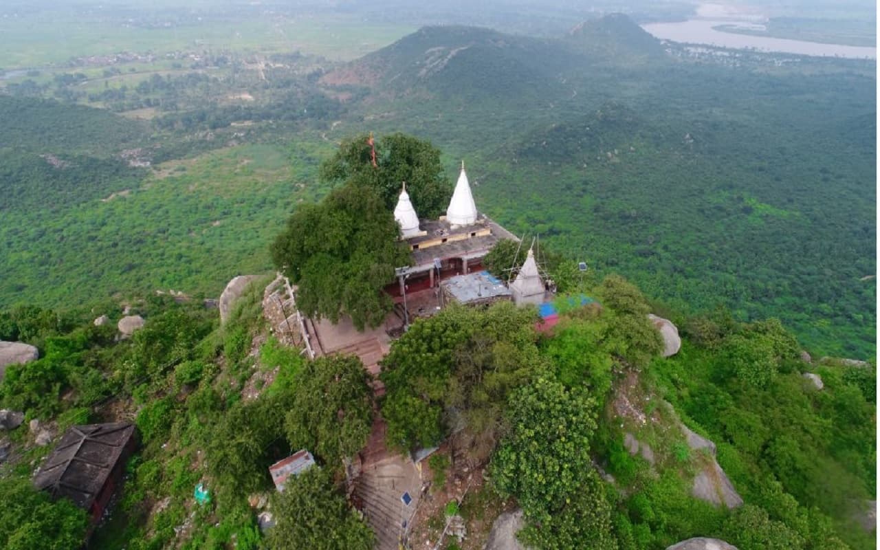 वाणावर की वादियों में मनेगा नववर्ष का जश्न, सतघरवा गुफा देखने के लिए आती है पर्यटकों की भीड़