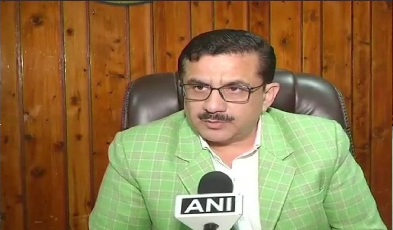 लॉकडाउन में पत्नी और बेटे संग मिलकर घर में ही खोद दिया 20 फीट का कुआं, गांव में थी पानी की दिक्कत