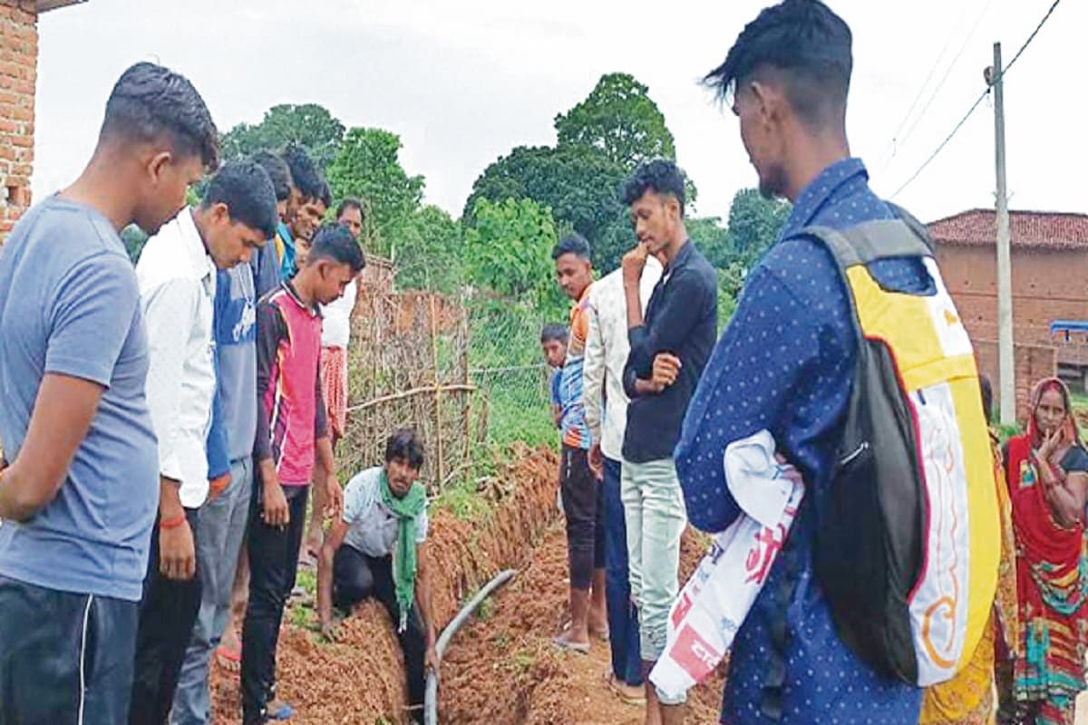 जलमीनार निर्माण में अनियमितता को लेकर ग्रामीणों ने बीडीओ को दिया आवेदन