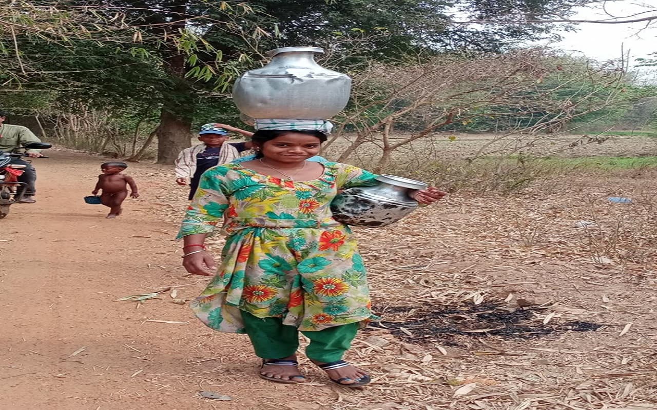 Water Crisis: पेयजल के लिए हाहाकार, 500 मीटर दूर रागड़ो नदी से पीने का पानी लाने पर हैं मजबूर